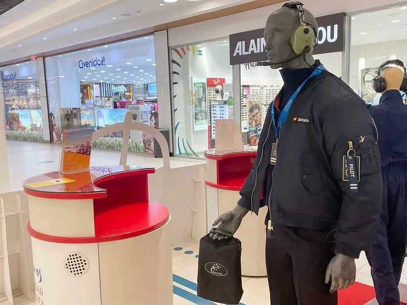 Exposición 'Homenaje a nuestros ídolos del aire' en el centro comercial El Tormes