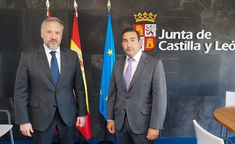 Visita institucional del presidente de las Cortes, Carlos Pollán, en la Delegación de la Junta en Salamanca
