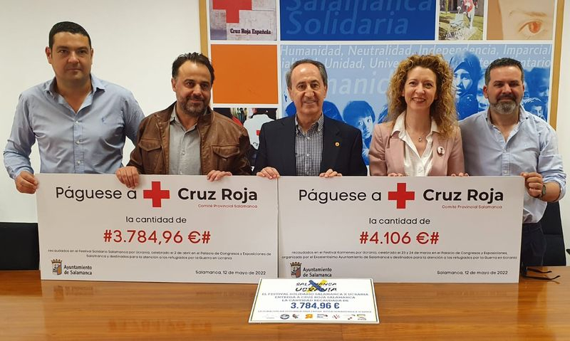 El presidente de Cruz Roja en Salamanca, Jesús Juanes, recibe 7.890,96 euros del Festival Karmenes con Ucrania y el Festival Salamanca por Ucrania