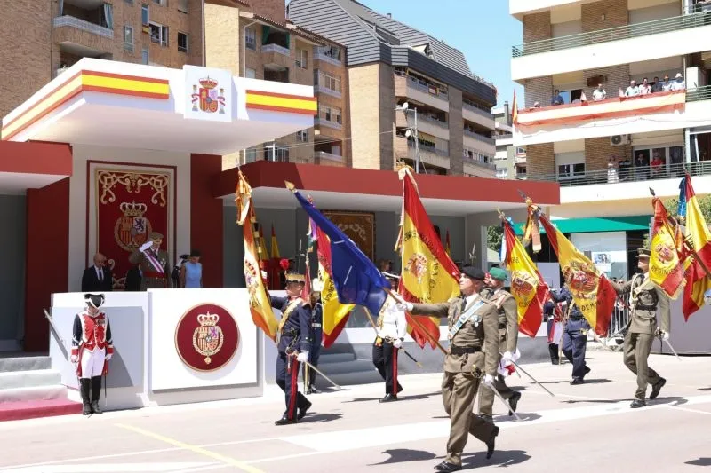 Foto 8 - Multitudinario desfile de las Fuerzas Armadas presidido por los Reyes
