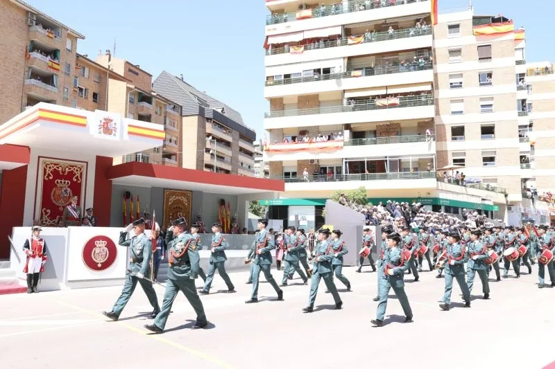 Foto 7 - Multitudinario desfile de las Fuerzas Armadas presidido por los Reyes