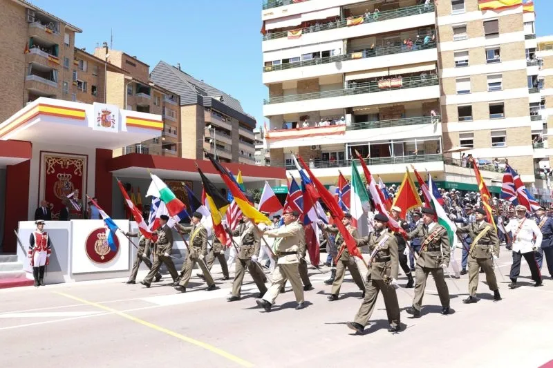 Foto 6 - Multitudinario desfile de las Fuerzas Armadas presidido por los Reyes