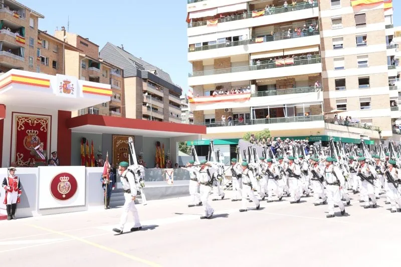 Foto 5 - Multitudinario desfile de las Fuerzas Armadas presidido por los Reyes