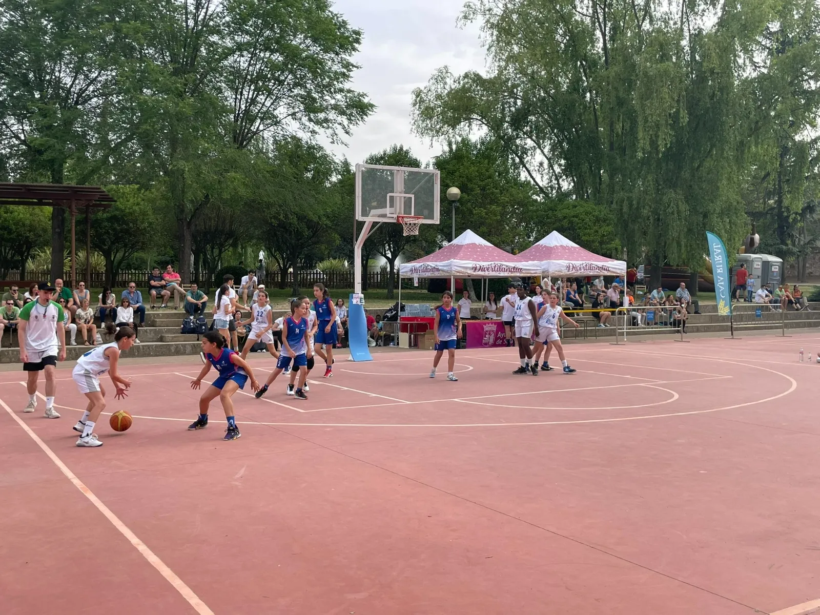 Foto 5 - M&aacute;s de medio millar de ni&ntilde;os disfrutan del D&iacute;a del Minibasket