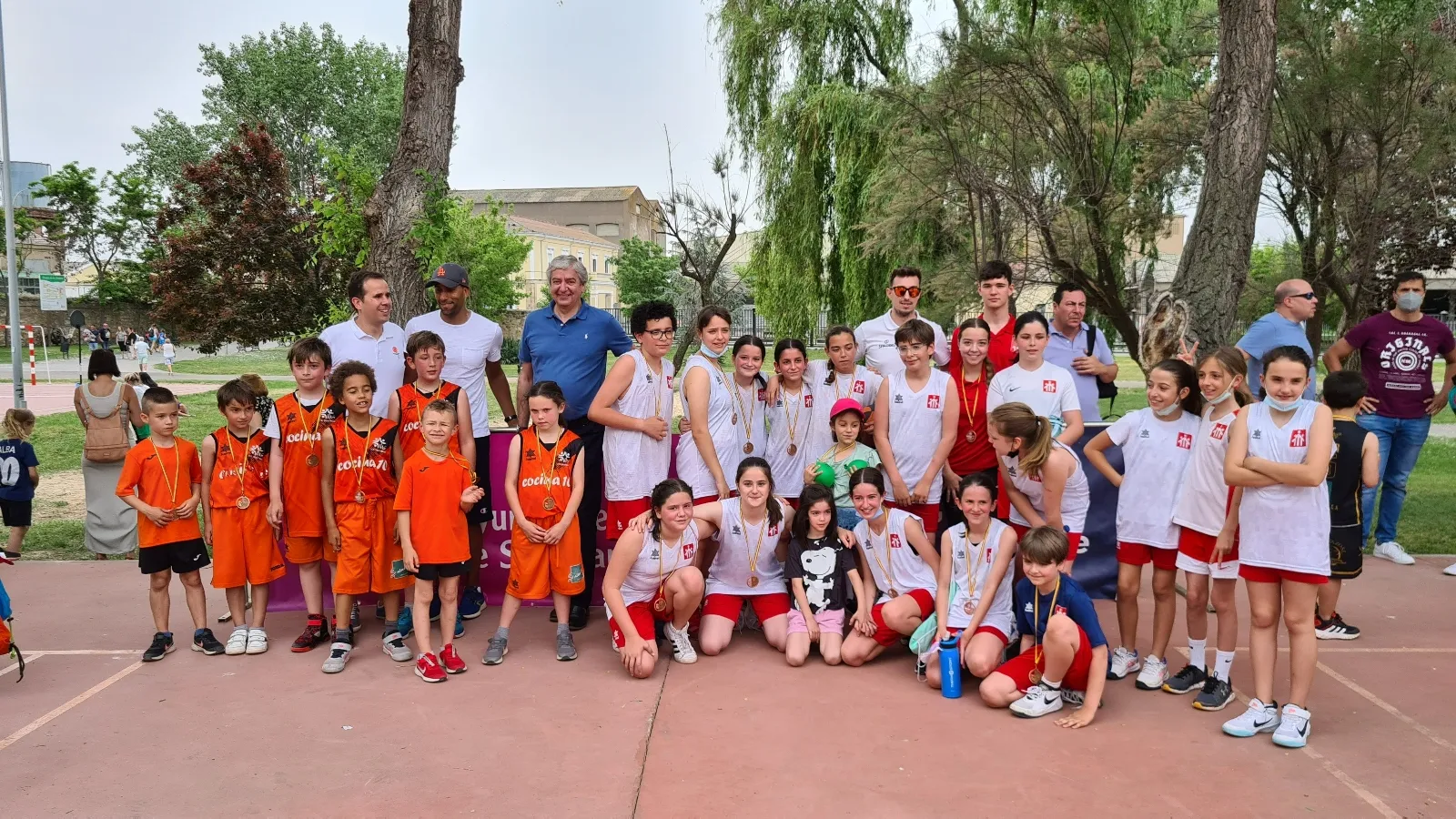 Foto 3 - M&aacute;s de medio millar de ni&ntilde;os disfrutan del D&iacute;a del Minibasket
