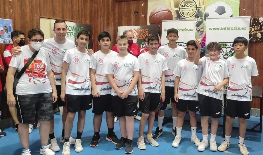Foto 3 - Los equipos infantiles del III Columnas toman parte en un Torneo Solidario a favor de AVIVA