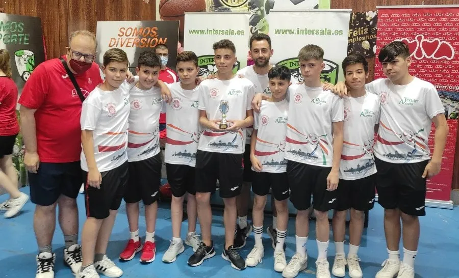Foto 2 - Los equipos infantiles del III Columnas toman parte en un Torneo Solidario a favor de AVIVA
