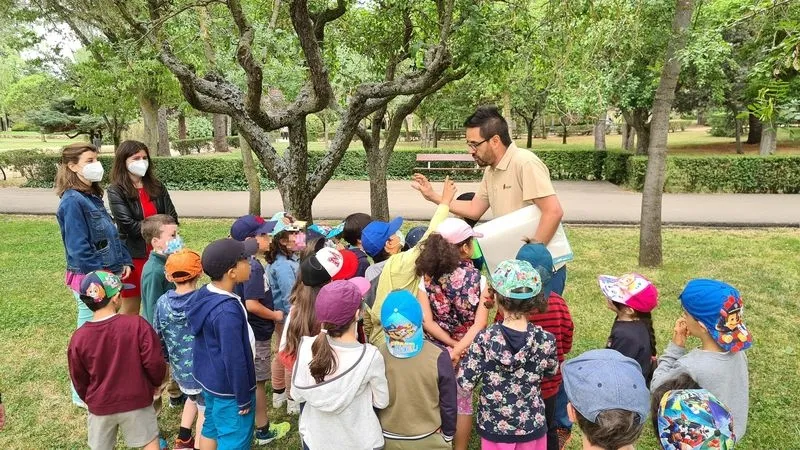 Alumnos de Primaria del Colegio Padre Manjón han participado hoy en el Parque de los Jesuitas en talleres formativos de elaboración de oasis de mariposas