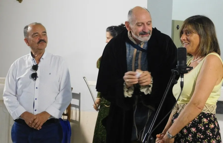 Foto 4 - Los vecinos de Fuentes de O&ntilde;oro disfrutan del montaje &lsquo;Buscando a Nebrija&rsquo;