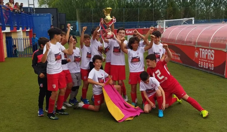 Foto 4 - Javier Mart&iacute;n conquista con el Santa Marta la 1&ordf; Provincial Alev&iacute;n siendo el m&aacute;ximo goleador del equipo