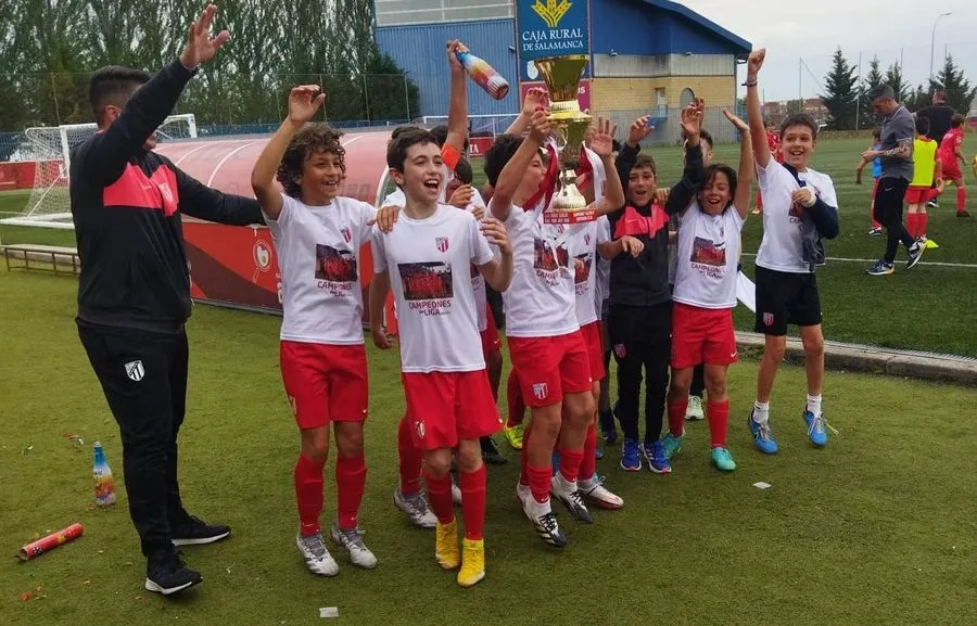 Foto 2 - Javier Mart&iacute;n conquista con el Santa Marta la 1&ordf; Provincial Alev&iacute;n siendo el m&aacute;ximo goleador del equipo