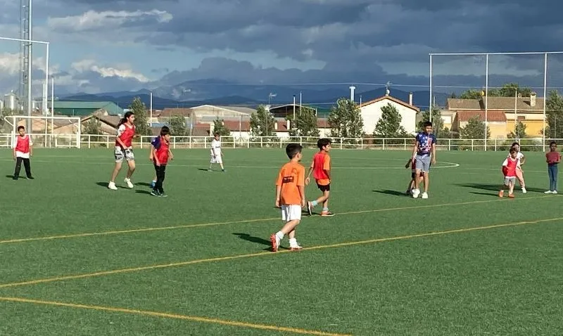 Foto 5 - El Prebenjam&iacute;n y el Benjam&iacute;n B del Ciudad Rodrigo disfrutan con sus familias de una jornada l&uacute;dica