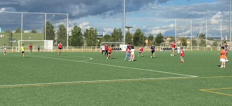 Foto 2 - El Prebenjam&iacute;n y el Benjam&iacute;n B del Ciudad Rodrigo disfrutan con sus familias de una jornada l&uacute;dica