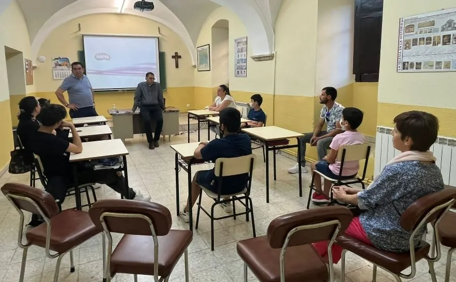 Foto 3 - Varias familias conocen de cerca c&oacute;mo es el d&iacute;a a d&iacute;a en el Seminario