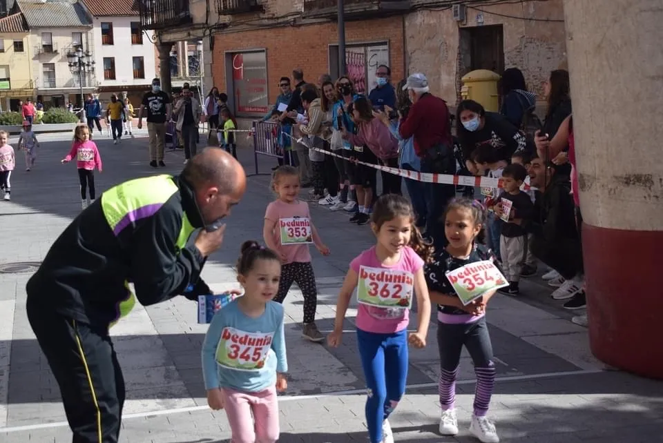 Foto 2 - Vuelve la fiesta del deporte en familia a las calles de Pe&ntilde;aranda con el retorno de la carrera popular 'Hijos, Padres y Abuelos'