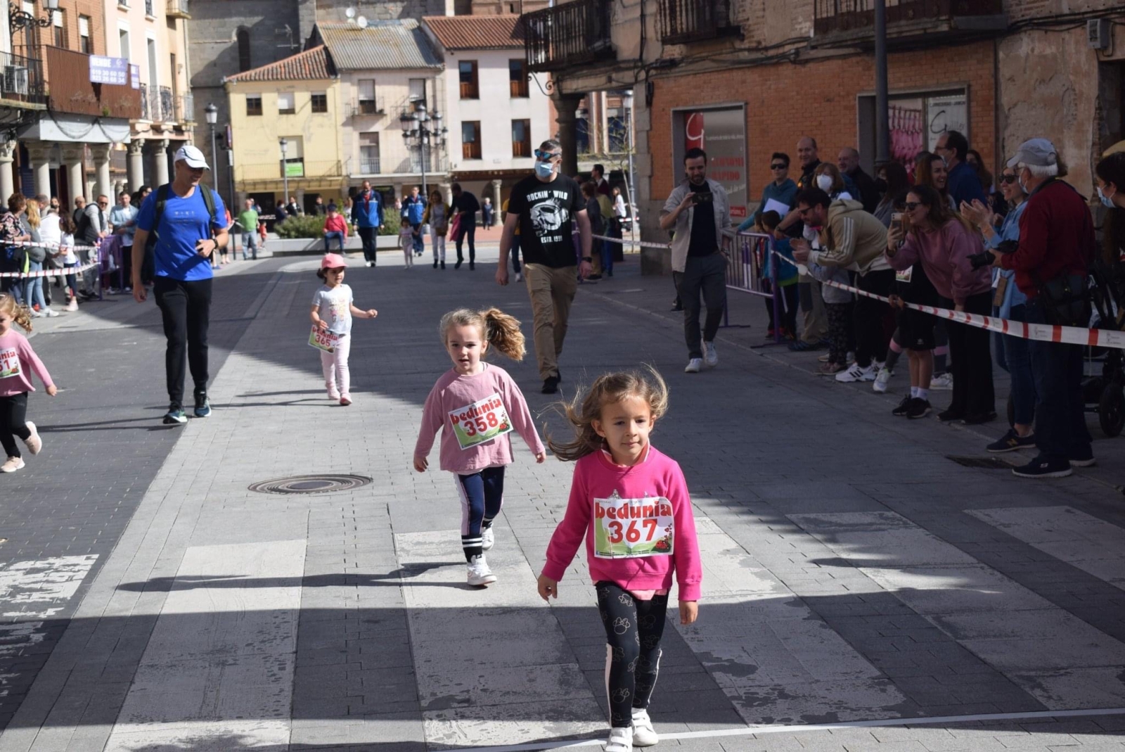 Foto 3 - Vuelve la fiesta del deporte en familia a las calles de Peñaranda con el retorno de la carrera popular 'Hijos, Padres y Abuelos'