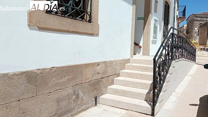 La Casa Consistorial ofrece una nueva y bella imagen con la instalación de la verja de forja