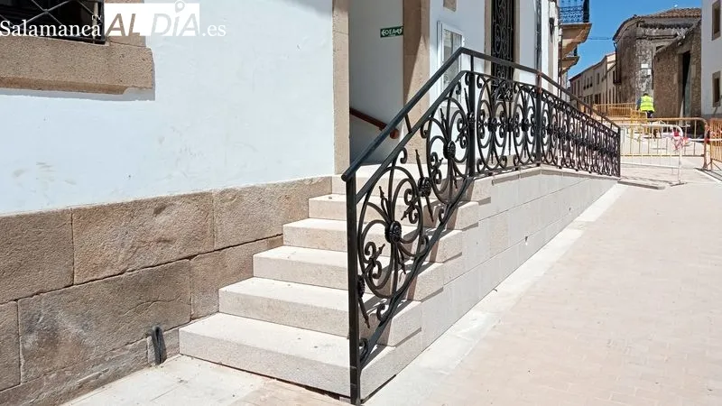 La Casa Consistorial ofrece una nueva y bella imagen con la instalación de la verja de forja