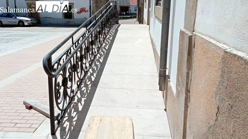 La Casa Consistorial ofrece una nueva y bella imagen con la instalación de la verja de forja