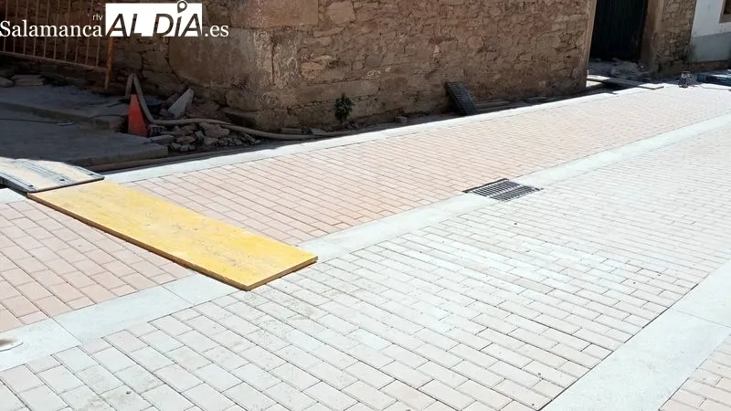 La Casa Consistorial ofrece una nueva y bella imagen con la instalación de la verja de forja