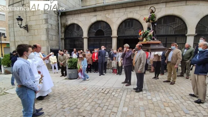 La bendición de campos tuvo lugar frente a la iglesia - Kiko Robles