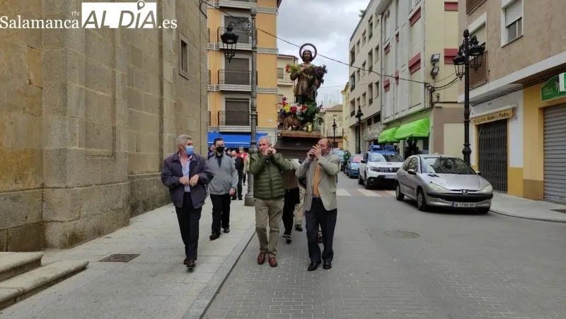 La bendición de campos tuvo lugar frente a la iglesia - Kiko Robles