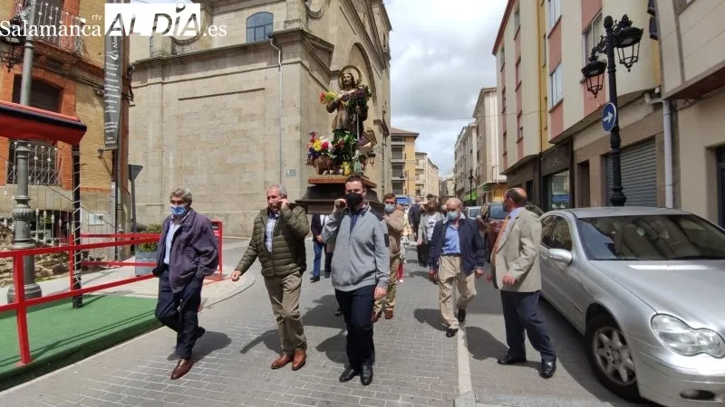 La bendición de campos tuvo lugar frente a la iglesia - Kiko Robles