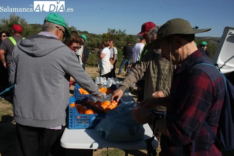 La decimoquinta marcha senderista de Aldeadávila de la Ribera tenía un marcado carácter solidario 