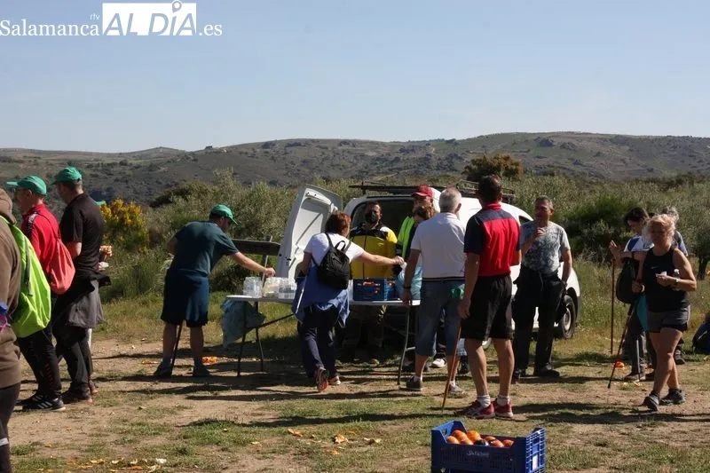 La decimoquinta marcha senderista de Aldeadávila de la Ribera tenía un marcado carácter solidario 