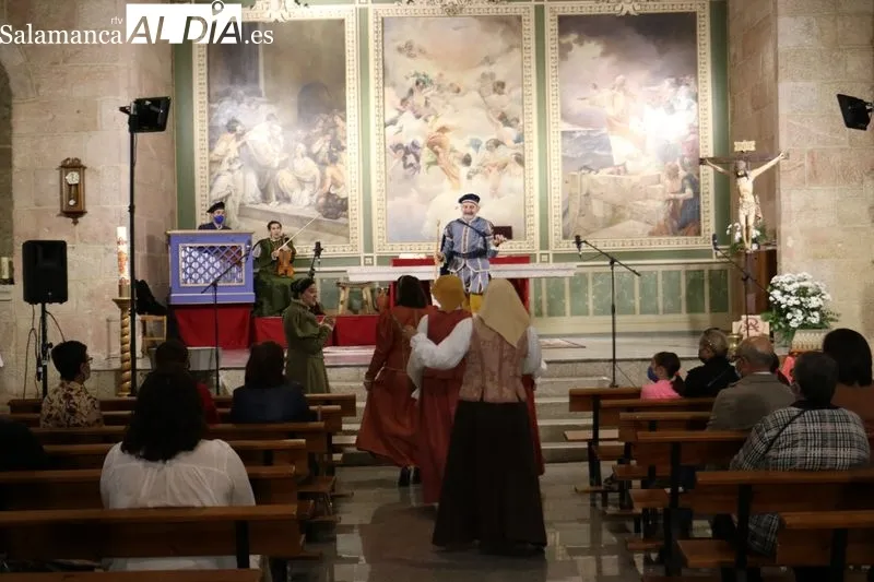 Representación de 'Biuscando a Nebrija' en la iglesia San Nicolás de Vitigudino / CORRAL 