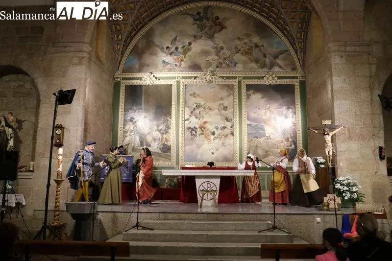Representación de 'Biuscando a Nebrija' en la iglesia San Nicolás de Vitigudino / CORRAL 