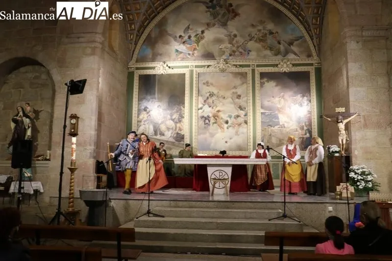 Representación de 'Biuscando a Nebrija' en la iglesia San Nicolás de Vitigudino / CORRAL 