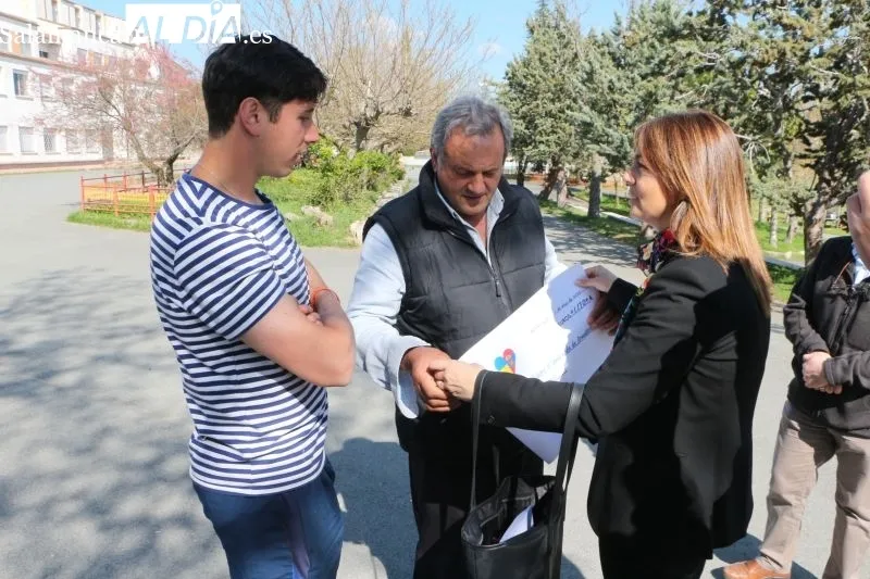 Foto 3 - Los refugiados ucranianos en Armenteros reciben la donaci&oacute;n del Lunes de Aguas Solidario de Guijuelo