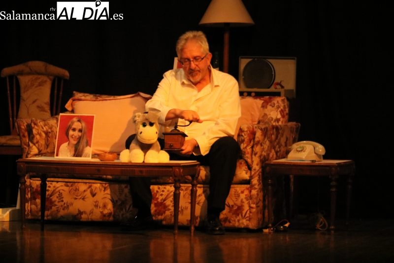 Trébol Teatro Ateneo con 'A media luz los tres', de Miguel Mihura, en Vitigudino / CORRAL 