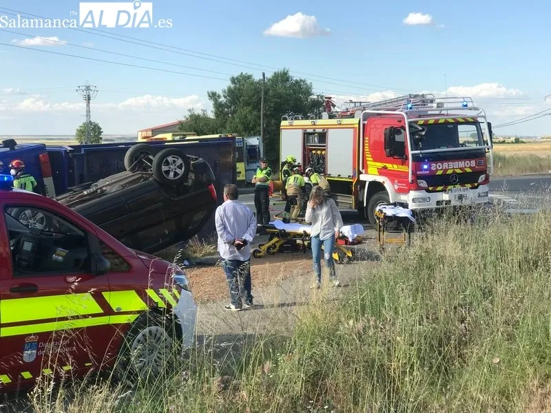 Accidente en Castellanos de Moriscos con el vuelco de un camión. Fotos: Ángel Merino