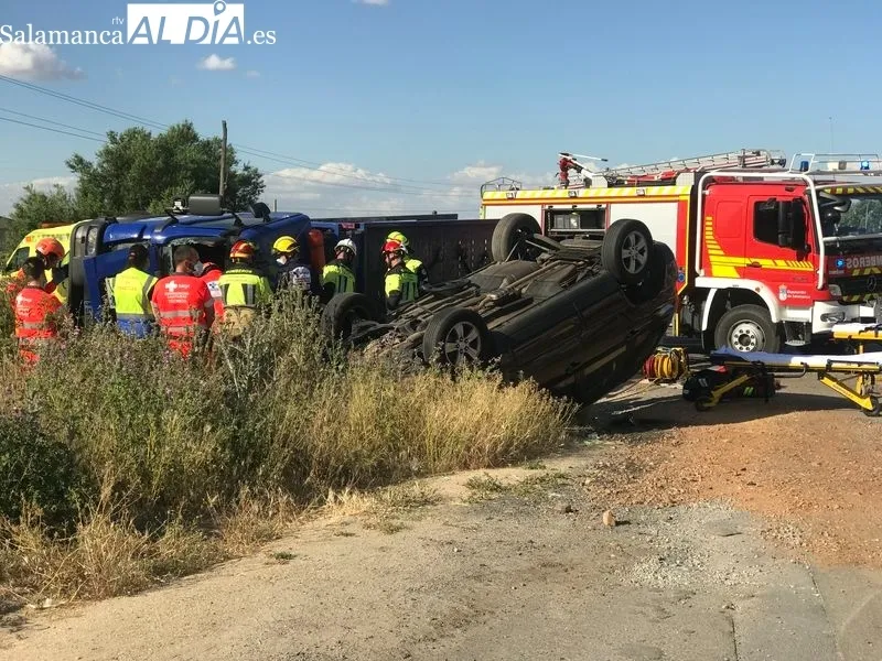 Accidente en Castellanos de Moriscos con el vuelco de un camión. Fotos: Ángel Merino
