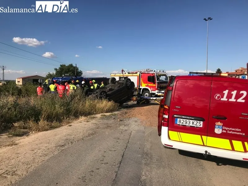 Accidente en Castellanos de Moriscos con el vuelco de un camión. Fotos: Ángel Merino