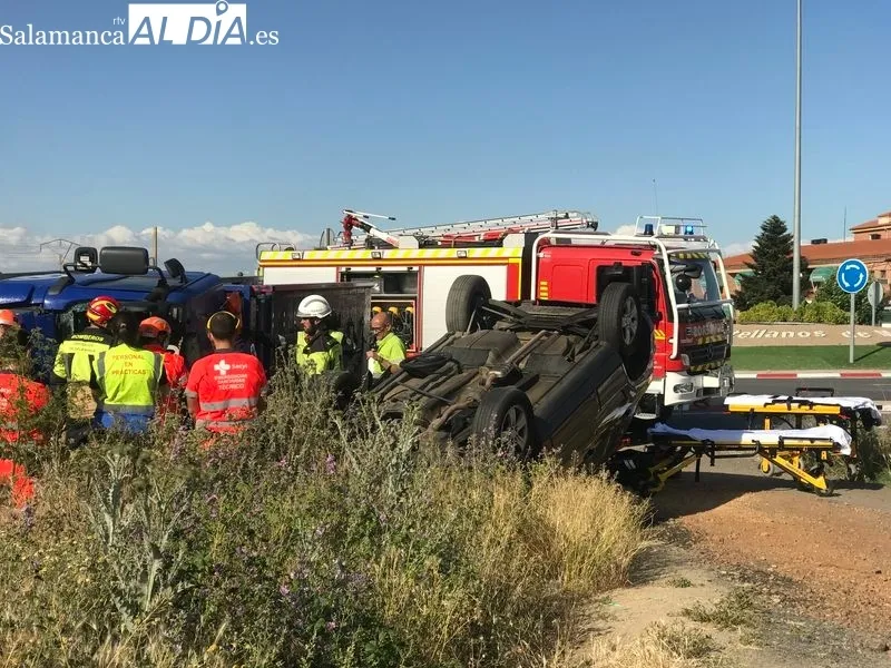 Accidente en Castellanos de Moriscos con el vuelco de un camión. Fotos: Ángel Merino