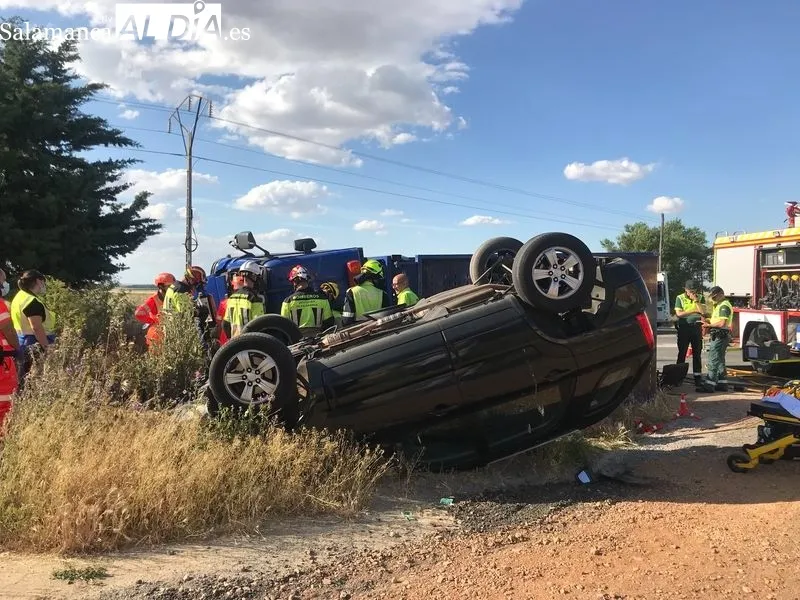 Accidente en Castellanos de Moriscos con el vuelco de un camión. Fotos: Ángel Merino