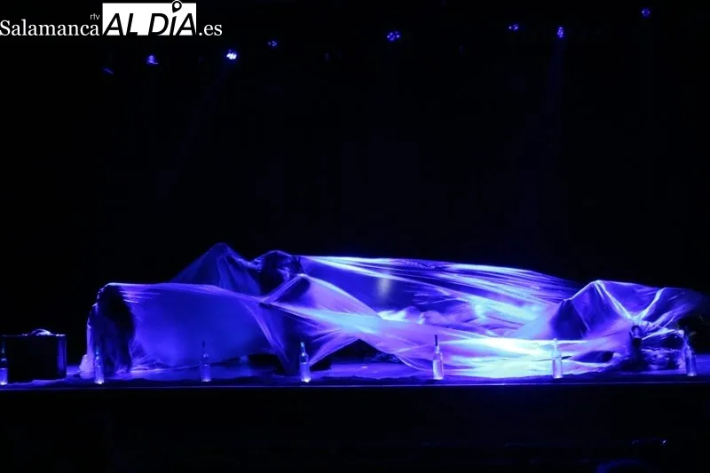 Representación de 'Travesías' por La TeadeTro en el Certamen Nacional de Teatro 'Villa de Vitigudino' / CORRAL