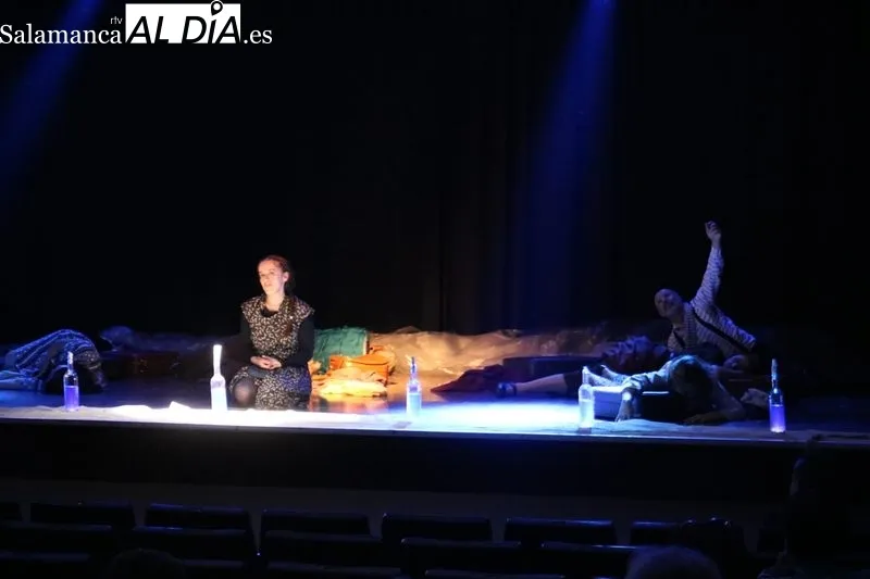 Representación de 'Travesías' por La TeadeTro en el Certamen Nacional de Teatro 'Villa de Vitigudino' / CORRAL