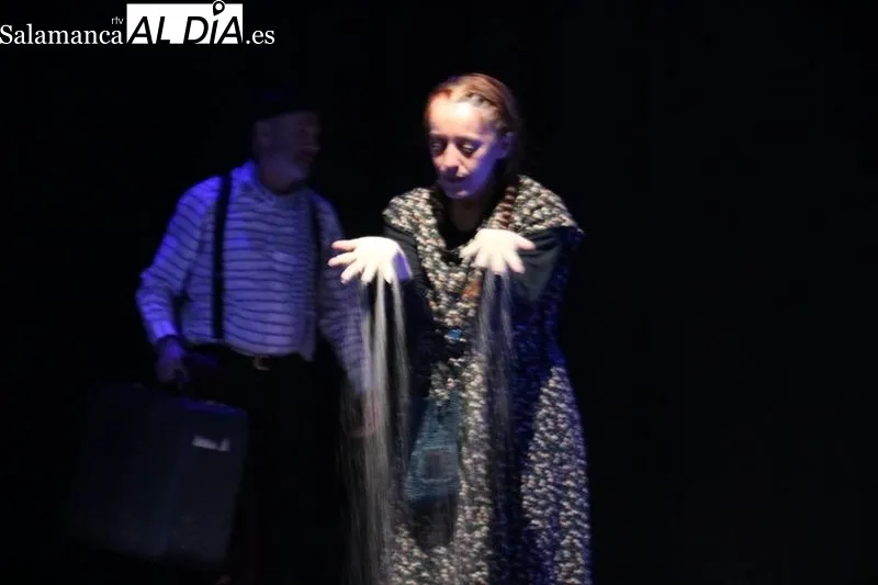 Representación de 'Travesías' por La TeadeTro en el Certamen Nacional de Teatro 'Villa de Vitigudino' / CORRAL