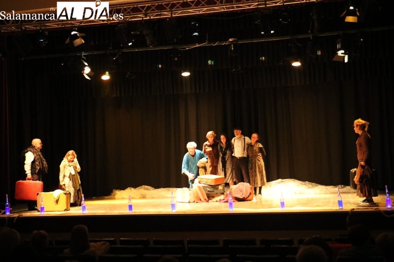 Representación de 'Travesías' por La TeadeTro en el Certamen Nacional de Teatro 'Villa de Vitigudino' / CORRAL