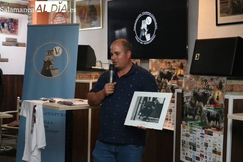 Acto de presentación del VI Toro de Cajón del pre-Corpus de Vitigudino, festejo promovido por la ASociación Taurina Villa de Vitigudino / CORRAL  