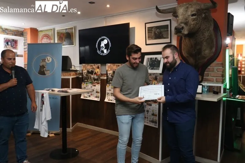 Acto de presentación del VI Toro de Cajón del pre-Corpus de Vitigudino, festejo promovido por la ASociación Taurina Villa de Vitigudino / CORRAL  