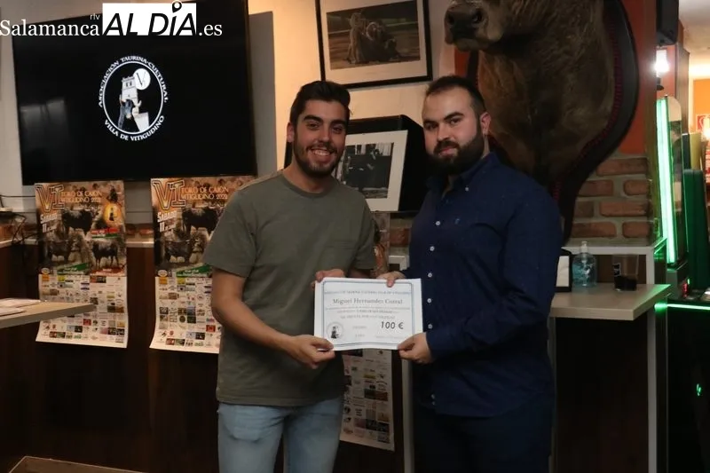 Miguel Hernández (d) recibía el premio como ganador del Concurso de Fotografía del I Toro de San Nicolás   / CORRAL  