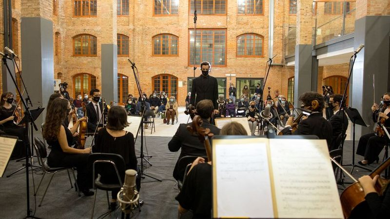 La Orquestra Sem Fronteiras (OSF) en un concierto en el Centro Cultural Raiano