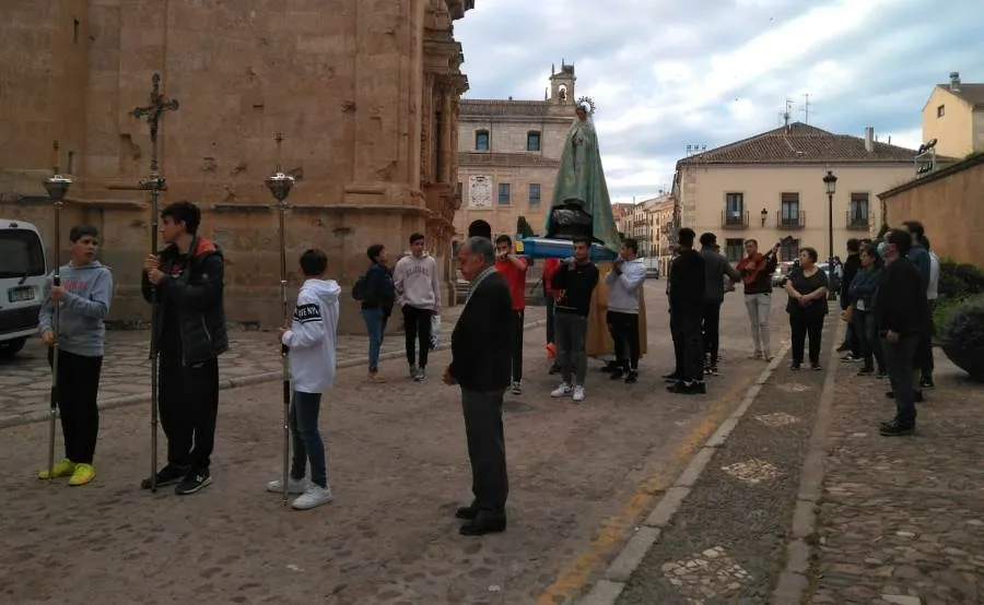 Foto 4 - Los alumnos del Seminario rezan por las calles el Rosario de la Aurora