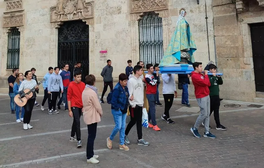 Foto 2 - Los alumnos del Seminario rezan por las calles el Rosario de la Aurora