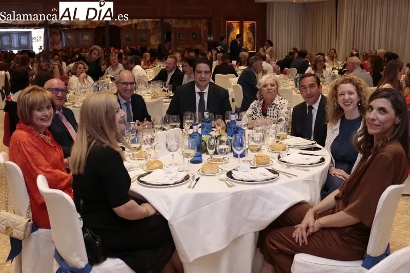Foto 3 - Cesar Serna, fundador de Dulca, recibe entre la emoci&oacute;n y los aplausos el Premio CEOE Castilla y Le&oacute;n de Salamanca 2021 por su contribuci&oacute;n a la generaci&oacute;n de empleo